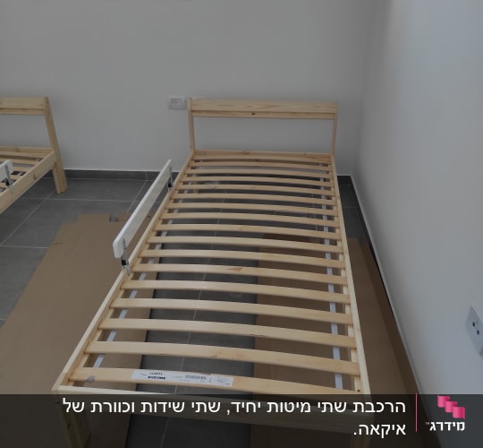 מיטה מעץ לא מורכבת עם לוחות עץ
